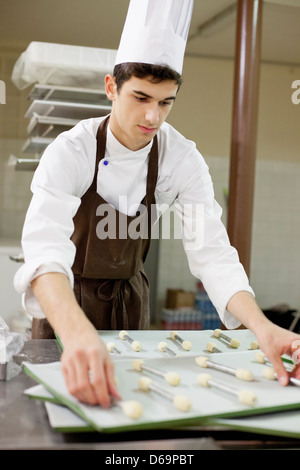 Bäcker machen Cookies in Küche Stockfoto