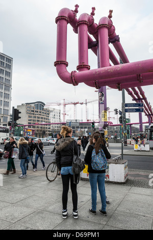 Riesige rosarote Rohre, die Oberflächenwasser ablassen, das Baustellen überflutet, und es zum Kanal oder Fluss, Potsdamer Platz, Berlin, Deutschland, leiten Stockfoto