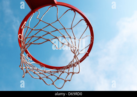 Basketballkorb am blauen Himmel Stockfoto