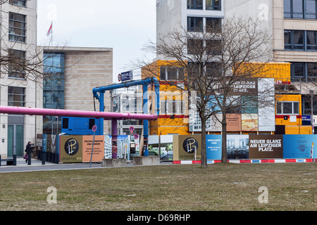 Rosa Rohrleitungen entleeren Oberflächenwasser von Baustelle in Berlin Stockfoto