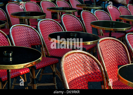 Leere Tische und Stühle im café Stockfoto