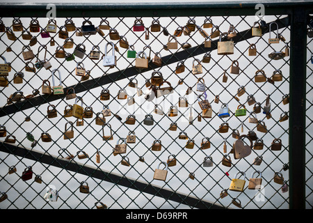 Vorhängeschlösser auf Brücke, Paris, Frankreich Stockfoto