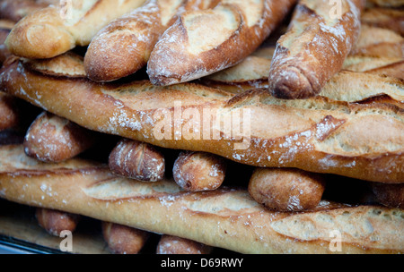 Nahaufnahme von Haufen von Baguettes zum Verkauf Stockfoto