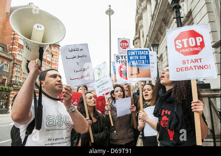 London, UK. 15. April 2013. Anti-Schiefer richtet Gas Protest sich einen Besuch des algerischen Energieministers, Youcef Yousfi. Seine Regierung hat ein Gesetz um die Ausbeutung von Schiefergas durch Fracking zu ermöglichen. Die Algerier in den Protest glauben, dass dieser Schritt "undemokratisch" und "haben schwerwiegende Folgen für die lokale Umwelt". Der Minister kommt und "Wellenlinien" höflich aber hört nicht auf die Demonstranten zu sprechen.  HSBC Private Bank, St. James, London, UK 15. April 2013. Bildnachweis: Guy Bell/Alamy Live-Nachrichten Stockfoto