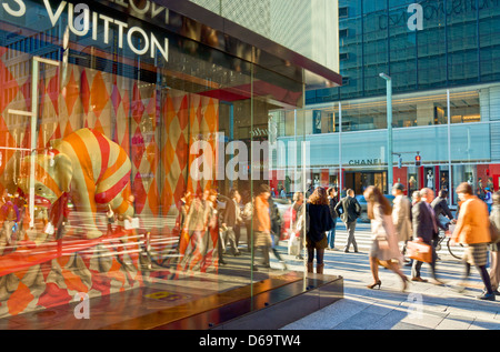 Tokio, Japan. Ginza, Chuo Dori Straße, Louis Vuitton in das Kaufhaus Matsuya. Stockfoto