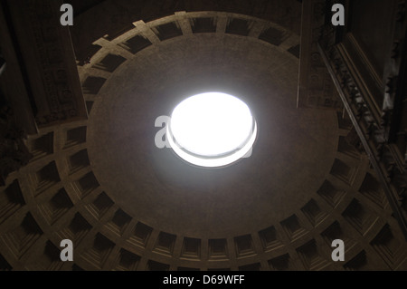 Pantheon von Agrippa. Von Kaiser Marcus Agrippa erbaut und umgebaut von Hadrian in 126 AD. Dome. Interieur. Detail. Rom. Italien. Stockfoto