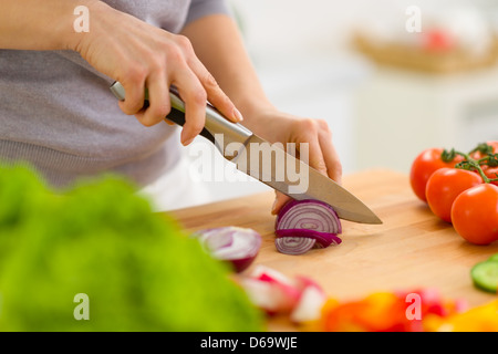 Closeup auf Frau schneiden Zwiebel Stockfoto