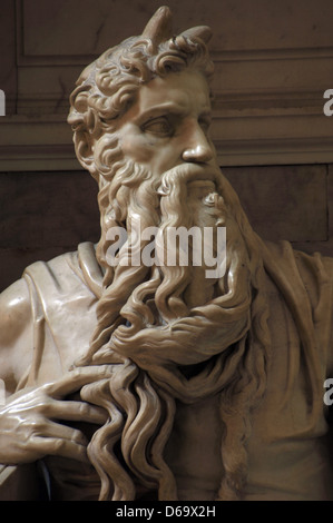 Moses. 1513-1515. Statue von Michelangelo (1475-1564). Marmor. San Pietro in Vincoli Kirche. Rom. Italien. Stockfoto