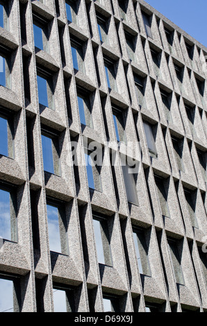 Wand mit Fenstern Stockfoto