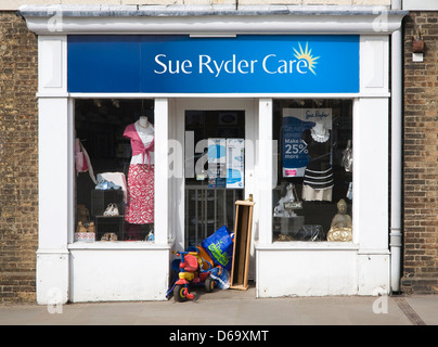 Sue Ryder Care Charity-Shop, Downham Market, Norfolk, England Stockfoto