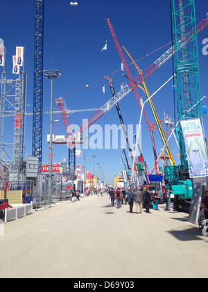 Kräne und andere Baumaschinen auf dem Display an der 30. Bauma International Trade Fair Stockfoto