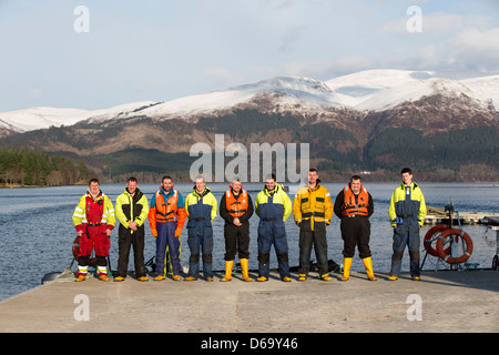 Arbeitnehmer, die zusammen auf Lachsfarm lächelnd Stockfoto