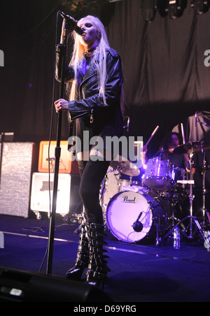 Taylor Momsen The Pretty Reckless durchführen live at Hammersmith Apollo als Opener für Evanescence London England- Stockfoto