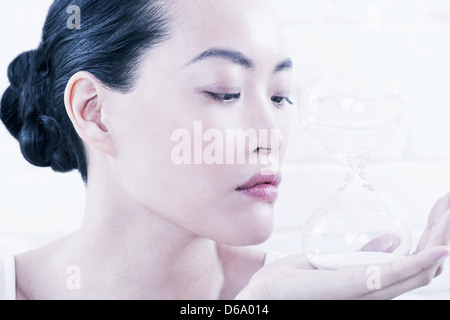 Frau Prüfung Sanduhr Stockfoto