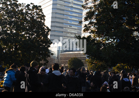 Dieses Bild zeigt eine lebendige Winterszene auf dem Tokyo Comic Market mit farbenfrohen Displays und lebhaften Interaktionen. Die Winteratmosphäre verleiht der Veranstaltung eine festliche Atmosphäre. Stockfoto