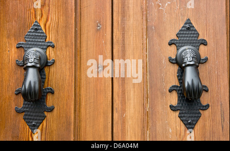 Paar von Hand geformten Metall Türklopfer Cordoba Andalusien Andalusien Spanien Europa Stockfoto