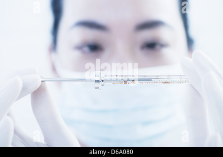 Arzt untersuchen Spritze Stockfoto