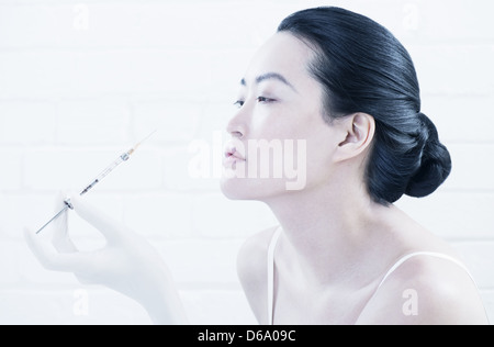Frau, die Botox-Spritze im Gesicht Stockfoto