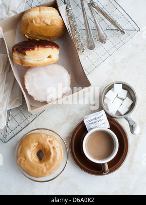 Tasse Kaffee mit Donuts und Zucker Stockfoto