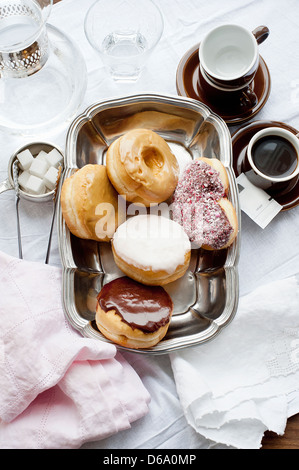 Tablett mit Donuts mit Kaffee und Zucker Stockfoto