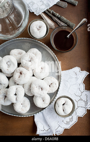 Tablett mit Donuts mit Kaffee Stockfoto