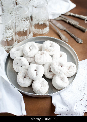 Tablett mit Donuts mit Gläser Wasser Stockfoto