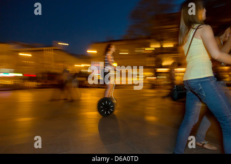 Lviv, Ukraine, Frau auf einem Segway persönliche Transporter auf den Prospekt Swobody Stockfoto