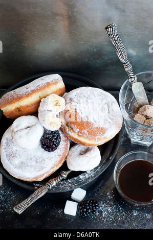 Teller mit Donuts mit Kaffee und Zucker Stockfoto