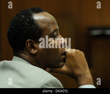 Dr. Conrad Murray hört als Verteidiger Ed Chernoff (im Bild) die Verteidigung Schlussplädoyers im Finale gibt Stockfoto