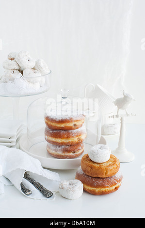 Tabletts und Stapel von donuts Stockfoto