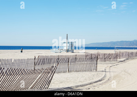 Holzzäune am Sandstrand Stockfoto