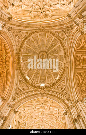 Dekorativ verzierte Decke-Detail-Mezquita-Moschee-Kathedrale Cordoba Andalusien Andalusien Spanien Europa Stockfoto