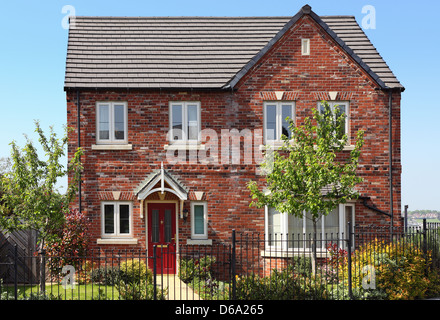 Alte englische Backsteinhaus am Eingang des Lifton Park, Lifton, Devon
