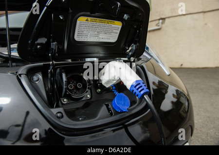 Laden den Batterien eines Nissan LEAF vollelektrisch Null Emissionen-Auto. Stockfoto