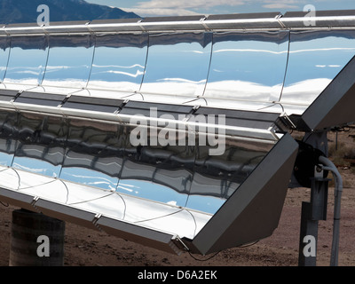 Solarstrom-Anlagen unter blauem Himmel Stockfoto