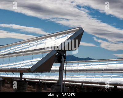 Solarstrom-Anlagen unter blauem Himmel Stockfoto