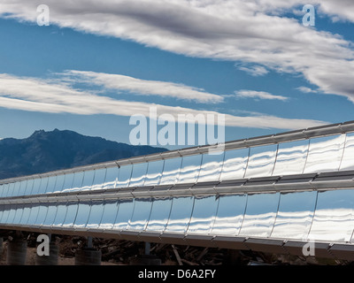 Solarstrom-Anlagen unter blauem Himmel Stockfoto