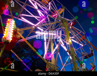 Riesenrad in der Nacht mit bunten Bokeh-Effekt-Muster Stockfoto