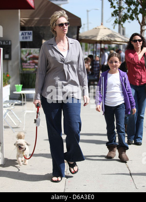 Jane Lynch und ihre Familie werden gesichtet, Mittagessen im Café der Kings Road in West Hollywood Los Angeles, Kalifornien - 05.03.11 Stockfoto