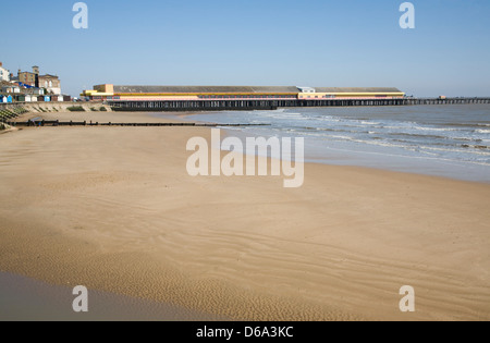 Direkt am Meer Strand und Pier am Walton auf ganz blöd, Essex, England Stockfoto