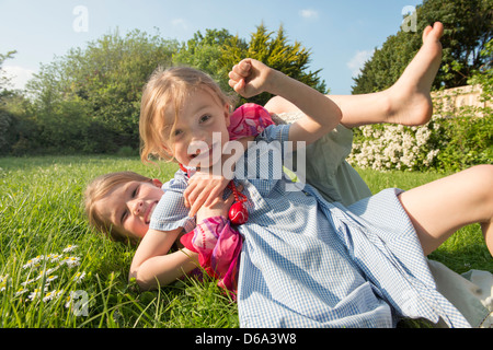 Mädchen spielen zusammen in der Wiese Stockfoto