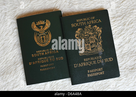 Ein Beispiel für einen alten südafrikanischen Pass neben einem neuen südafrikanischen Pass. Stockfoto