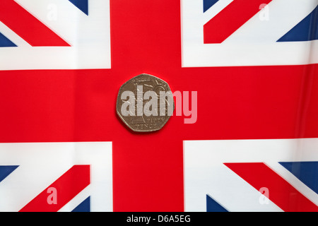 VC 50p-Stück auf Union Jack platziert - 150. Jahrestag der Institution des Victoria Cross Stockfoto