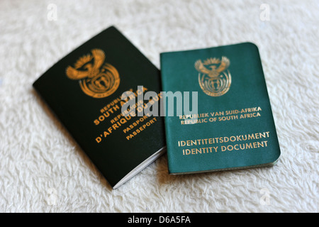 Einen neuen südafrikanischen Pass neben einem südafrikanischen Identität Dokument. Stockfoto