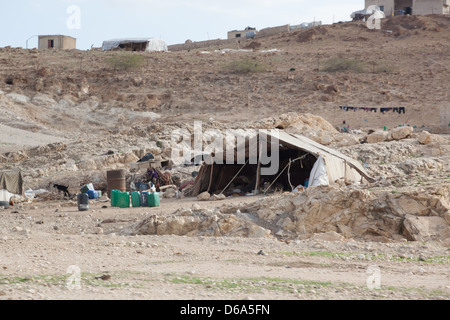 Beduinen-Zelt in der trockenen Wüste von Jordanien, ein trockener, unwirtlichen Ort zum Leben. Stockfoto