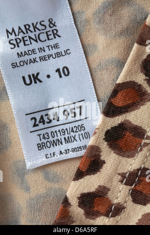 Label in Damenbekleidung - Marks & Spencer Made in the Slovakia Republic UK 10 - verkauft in Großbritannien, Großbritannien Stockfoto