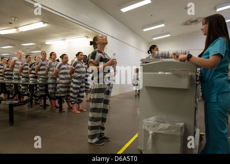 Ein weiblicher Häftling bekommt Medikamente in der Morgendämmerung. Stockfoto