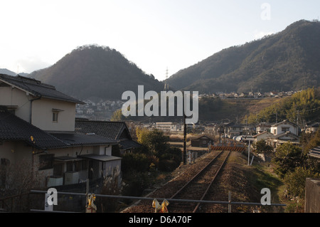 Ein Foto von der Kabe-Linie, das den Bahnhof in Nord-Hiroshima, Japan, zeigt. Das Bild zeigt das Wesen des lokalen Zugverkehrs in der Region, wobei der Schwerpunkt auf der umliegenden Landschaft und der Bahnhofsstruktur liegt. Stockfoto