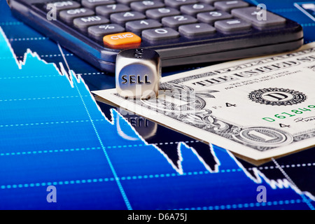 Close-up Würfel Cube mit dem Wort zu verkaufen, ein-Dollar-Banknote, Taschenrechner und Abwärtstrend finanzielle Grafik als Hintergrund. Stockfoto