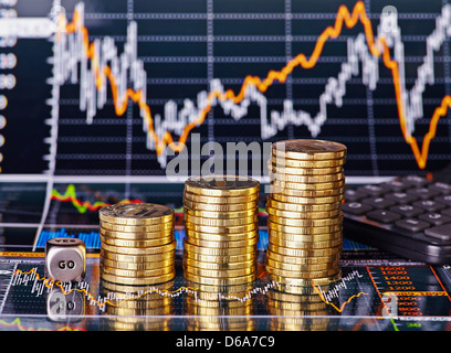 Aufwärtstrend stapelt Münzen, Würfel Cube mit dem Wort gehen und Rechner auf die finanzielle Aktien-Charts als Hintergrund. Selektiven Fokus Stockfoto